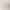 Trois planches à découper en bois accrochées à un mur blanc à côté d'une lampe sphérique blanche avec une base dorée